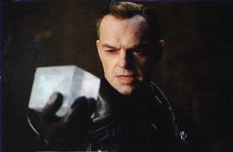 caveira e o cubo-cosmico - hugo weaving