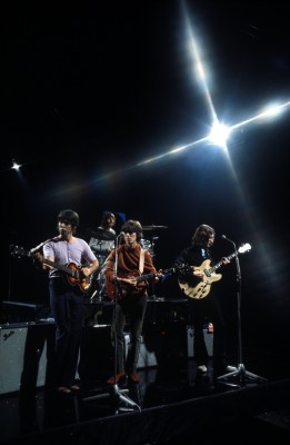 Os Beatles tocam "Revolution" na TV em 1968.
