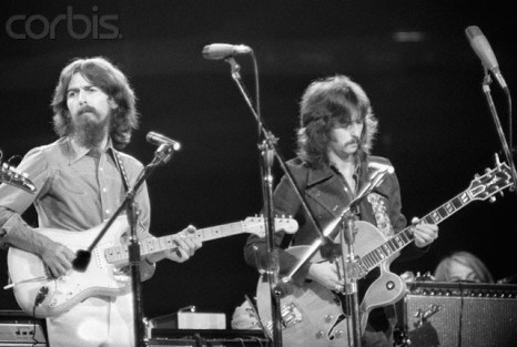 Harrison e Clapton tocam juntos no Concert for Bangladesh, em 1971.