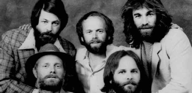 Os Beach Boys reais em 1967, com Brian Wilson (topo-esq.).