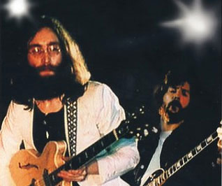 Lennon se apresenta com Eric Clapton em 1969.