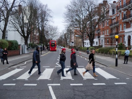 Hoje, a faixa de pedestres é lugar de peregrinação de turistas do mundo todo que visitam Londres.