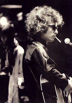 Bob Dylan vira roqueiro depois da Invasão Britânica. 