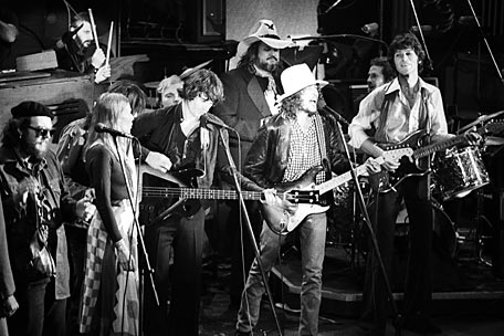 Bob Dylan e The Band  ao vivo em 1975.