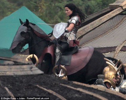 Alexander como Lady Sif nas filmagens de Thor 2, pouco antes de seu acidente.