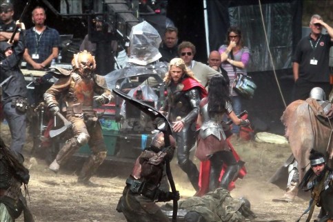 Thor e Sif lutam lado a lado nas filmagens de Thor 2, na Inglaterra.