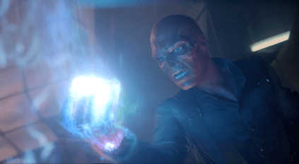 O Caveira Vermelha e o Tesseract em O Primeiro Vingador.