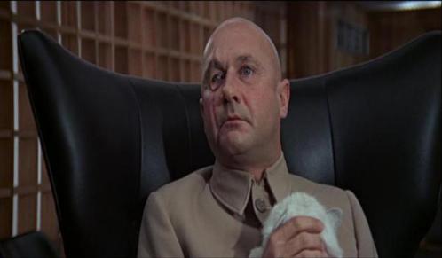 Ernst Blofeld vivido por Terry Savallas em Só Se Vive Duas Vezes.