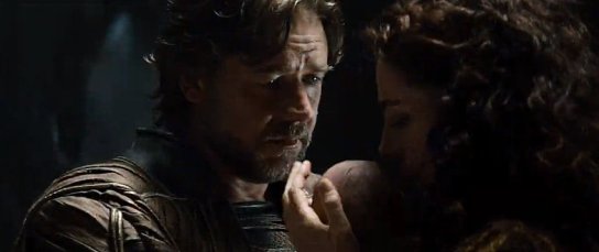 Jor-El e Lara se despendem do bebê Kal-El.