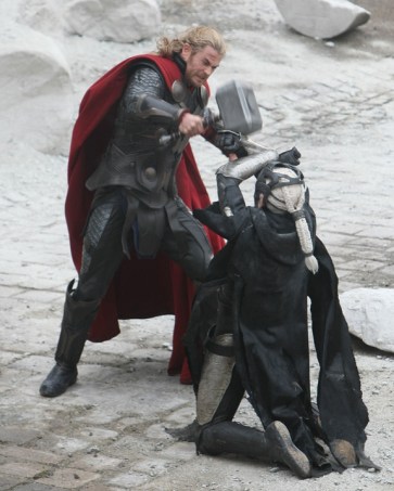 Thor combate Malekith nas gravações do filme em Londres.