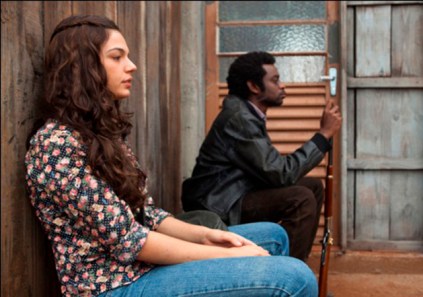 Os personagens Maria Lúcia e João de Santo Cristo no filme.