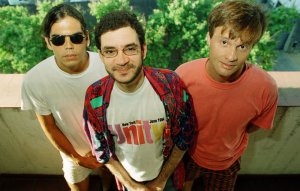 A Legião Urbana com Renato Russo ao centro.