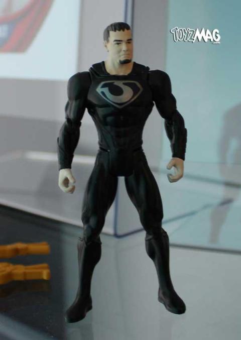 Boneco revela o uniforme básico de Zod.