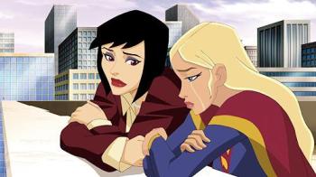 Lois Lane e uma chorosa Supergirl.