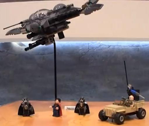 O set Battle of Smallville, com Superman, Zod, Faora e o coronel Hardy.