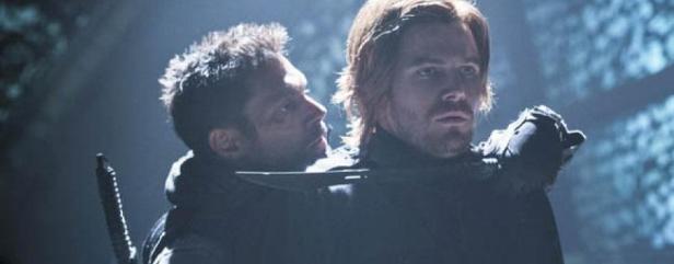 Slade Wilson e Oliver Queen vividos por Manu Bennett e Stephen Amell.