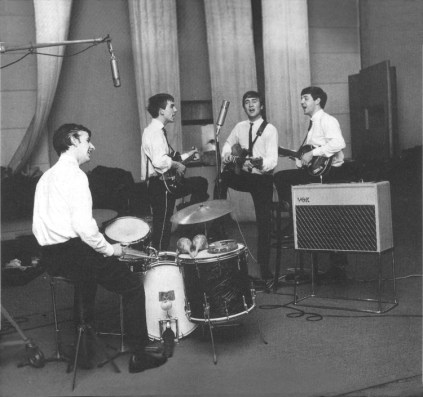 Os Beatles gravando no Abbey Road, no início de 1963.