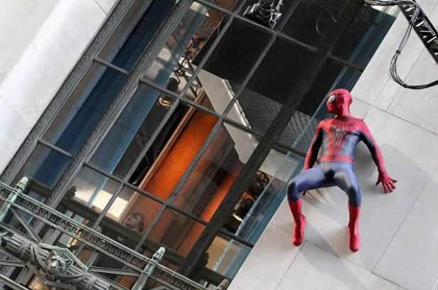 Por que o Homem-Aranha está vigiando Harry Osborn? E porque o jovem está tão assustado?