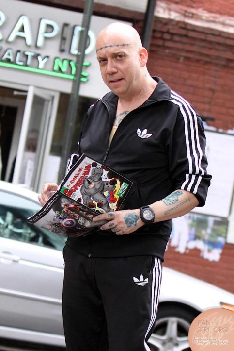 Giamatti lendo a revista com a primeira aparição de Rino nos quadrinhos.