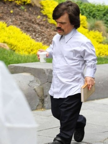 Peter Dinklage no set de filmagem: visual sugere Bolivar Trask nos anos 1970.
