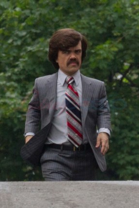 Bolivar Trask de terno.