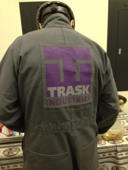Uniforme da Trask Industries.