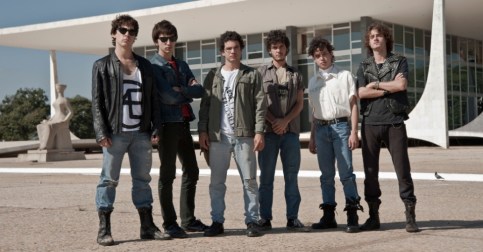 A Turma da Colina vira Aborto Elétrico e Plebe Rude.