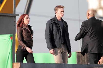 Viúva Negra, Steve Rogers e o agente Sitwell.