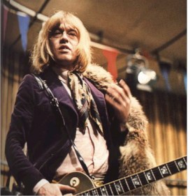 Brian como um farrapo humano no rock and Roll Circus.