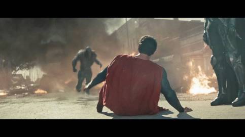 Quer porrada? O Homem de Aço tem. E muita! Talvez até demais...