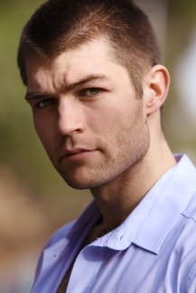 Liam McIntyre, de Spartacus.
