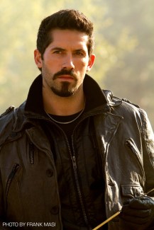 Scott Adkins faz campanha pelo papel.