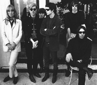 O Velvet Underground, com Reed (centro), Nico (esq.) e Warhol ao lado dela.