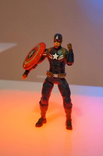 O novo uniforme do Capitão América no boneco da Hasbro. 