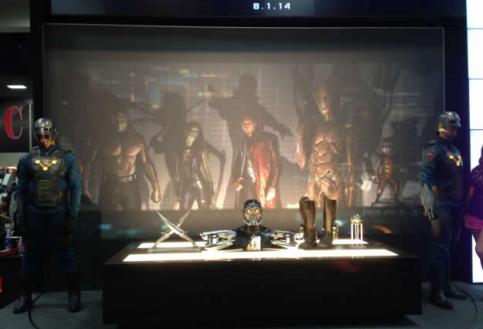 Guardas da Tropa Nova fiscalizam as armas dos Guardiões da Galáxia no filme. 