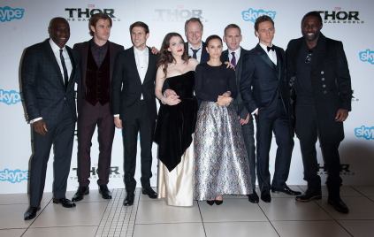 O elenco reunido na premiere em Londres.