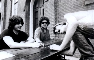 A banda Dain Bramage com Grohl (dir.). 