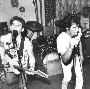 O Scream com Grohl (ao fundo). 