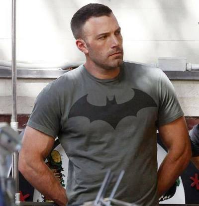 Ben Affleck usa uma camiseta do Batman.