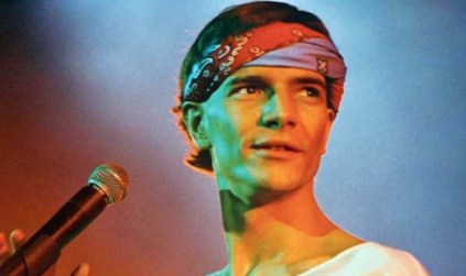 Daniel Oliveira como Cazuza em O Tempo Não Para. 