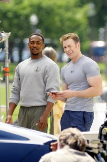 A conversa entre Sam Wilson e Steve Rogers dá início ao filme.
