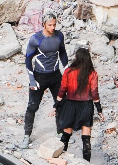 Os irmãos Mercúrio e Feiticeira Escarlate no set.