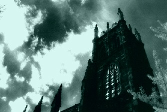 Detalhe das torres do Arkham Asylum, beleza gótica da cidade. 