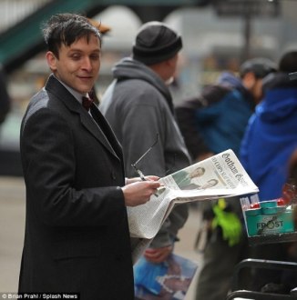 O futuro Pinguim lê a Gazeta de Gotham.