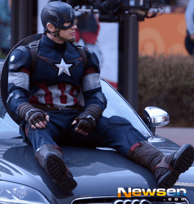 Chris Evans e seu novo uniforme na Coreia do Sul.