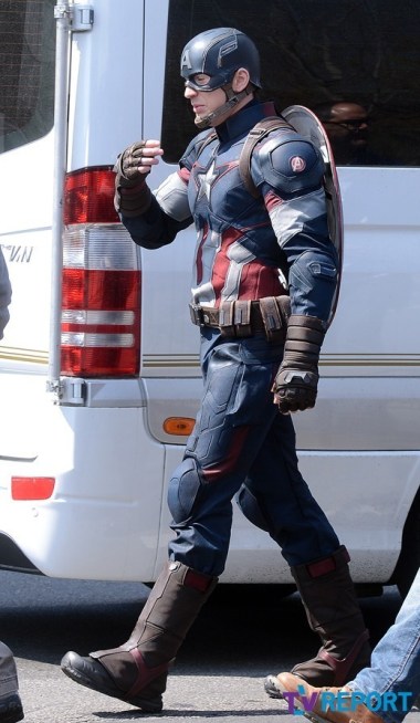 Chris Evans toma um cafezinho nos intervalos de A Era de Ultron e revela em detalhes o novo uniforme do Capitão América.