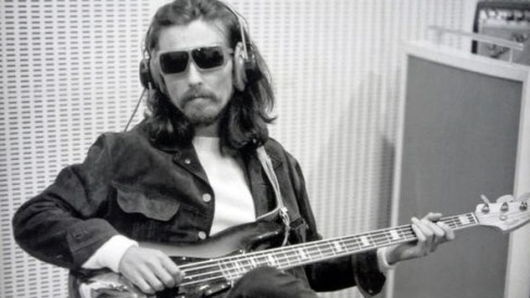 George Harrison faz o baixo de Golden Slumbers e Carry that weight.