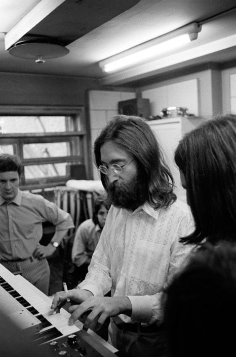 Lennon toca o sintetizador moog ao lado de McCartney (ao fundo) e Harrison (de costas). 