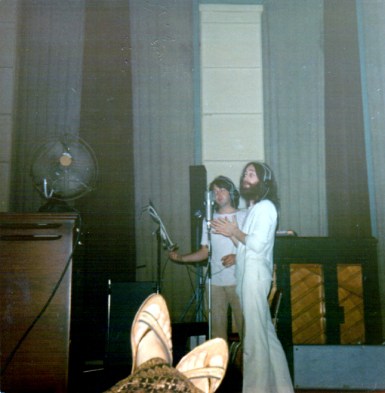 Uma cena cada vez mais rara: McCartney e Lennon dividindo os microfones, durante alguma sessão de Abbey Road. 