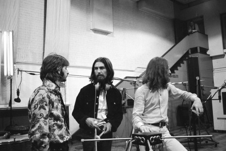Starr, Harrison e Lennon nos estúdios de Abbey Road.